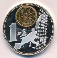 Németország DN Európai valuták - Németország ezüstözött Cu-Ni emlékérem, benne 2002. 1c acél aranyozva, tanúsítvánnyal (40mm) T:1,1- ujjlenyomat, fo. Germany ND European Currency - Germany silver-plated Cu-Ni commemorative medallion with 2002. 1 Euro Cent gilded steel coin in it, with certificate (40mm) C:UNC,AU fingerprints, spot