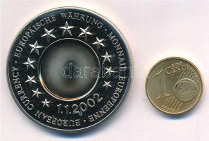 Németország DN Európai valuták - Németország alpakka emlékérem, benne 2004. 1c acél aranyozva, tanúsítvánnyal (35mm) T:1 Germany ND European Currency - Germany nickel-silver commemorative medallion with 2004. 1 Euro Cent gilded steel coin in it, with certificate (35mm) C:UNC