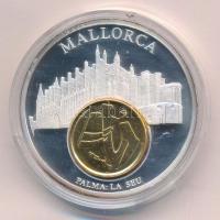 Spanyolország DN Európai valuták - Mallorca ezüstözött Cu emlékérem, benne 2001. 5p Al-bronz aranyozva, tanúsítvánnyal (40mm) T:PP kis patina Spain ND European Currency - Mallorca silver-plated Cu commemorative medallion with 2001. 5 Pesetas gilded Al-bronze coin in it, with certificate (40mm) C:PP small patina