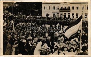 1938 Ipolyság, Sahy; "A Felvidék felszabadulásának első örömünnepe" bevonulás, Lengyel szálloda, magyar zászló / entry of the Hungarian troops, hotel, Hungarian flag + "1938 AZ ELSŐ VISSZATÉRT MAGYAR VÁROS IPOLYSÁG" So. Stpl. (EK)