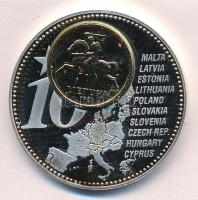 Litvánia DN "Európai valuták - Litvánia" ezüstözött Cu-Ni emlékérem, benne 1991. 1c Al aranyozva (40mm) T:1 kis patina Lithuania ND "European Currency - Lithuania" silver-plated Cu-Ni commemorative medallion with 1991. 1 Centas gilded Al coin in it (40mm) C:UNC small patina