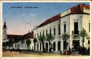 1930 Soltvadkert, Kossuth utca, Nagyszálloda és vendéglő, Hangya szövetkezet üzlete, kerékpár. Szabolcs Testvérek kiadása (EK)