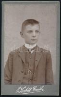cca 1900 Fiú portréja, keményhátú fotó Kabát Emil máramarosszigeti műterméből, 10,5×6,5 cm