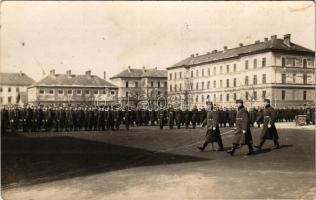 1930 Szeged, Mars téri laktanya udvara, Magyarország tízéves jubileuma, katonai ünnepség darutollas tisztekkel. photo (EK)