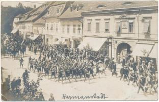 1914 Nagyszeben, Hermannstadt, Sibiu; Katonai felvonulás, indulás a frontra, katonai zenekar / WWI Austro-Hungarian K.u.K. military parade, departure to the front, military band. photo (EK)