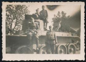 cca 1940 Magyar katonák kilőtt szovjet BT-7 harckocsival, fotó, hátoldalán ragasztásnyommal, 9x6 cm / Hungarian soldiers with destroyed Soviet BT-7 tank, photo