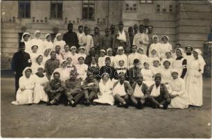 1914 Pozsony, Pressburg, Bratislava; sérült osztrák-magyar katonák csoportja Vöröskeresztes nővérekkel a kórház udvarán / WWI Austro-Hungarian K.u.K. military, group of injured soldiers and Red Cross nurses at the hospital yard. photo (szakadás / tear)