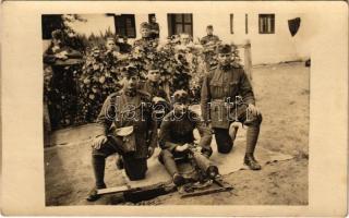 Magyar katonák csoportja gépfegyverrel / Hungarian military, group of soldiers with machine gun. photo