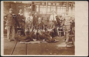 cca 1914-1918 I. világháborús hadiüzem, magyar katonák és munkások ágyúkkal, fotólap, kisebb törésnyomokkal, 13,5x8,5 cm