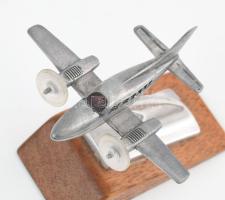 Art Deco repülős asztali dísz, alumínium, fa talpon, m: 6 cm