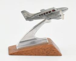 Art Deco repülős asztali dísz, alumínium, fa talpon, m: 6 cm