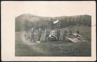 cca 1914-1918 Magyar katonák lezuhant repülőgéppel, I. világháborús fotólap, 14x8,5 cm