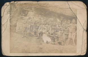 cca 1914-18 I. világháborús magyar katonai csoportkép szakáccsal, vintage fotólap, sérült, 9x14 cm