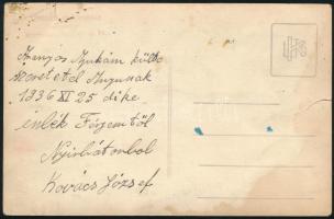 1936.XI.25. Nyírbátor, egyenruhás katonák csoportképe, bajonettekkel, a középen ülő katonán lövészbo...