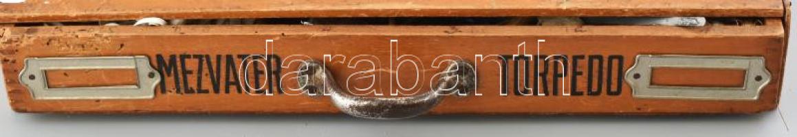 Régi varródoboz, tartalommal, 28x39cm