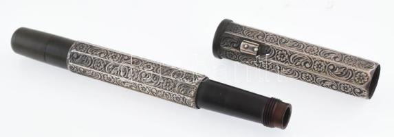 Ezüst (Ag) borítású, dúsan vésett töltőtoll, jelzés nélkül, Klipsz akasztó hiányzik. H: 12,5 cm