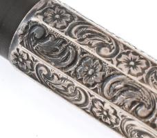 Ezüst (Ag) borítású, dúsan vésett töltőtoll, jelzés nélkül, Klipsz akasztó hiányzik. H: 12,5 cm