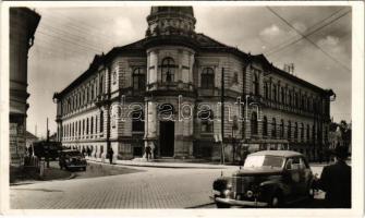 1941 Szabadka, Subotica; Beltéri iskola, autók és autóbusz / school building with automobiles and autobus + 1941 Szabadka visszatért So. Stpl (EK)