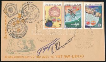 Pham Tuân (1947- ) vietnámi, Viktor Gorbatko (1934- ), szovjet űrhajósok aláírásai emlékborítékon / Signatures of Pham Tuân (1947- ) Vietnamese, Viktor Gorbatko (1934- ), Soviet astronauts on envelope