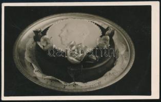 1937 Boros Géza koronázási tortája az angol király koronázásakor, hátoldalon feliratozott fotó, 8×12,5 cm