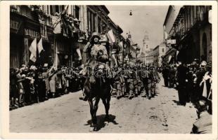 1940 Szatmárnémeti, Satu Mare; bevonulás, rohamsisakos katonák, Müller üzlete / entry of the Hungarian troops, shop + 1940 Szatmárnémeti visszatért So. Stpl