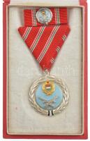 1957. "Szolgálati Érdemérem" zománcozott kitüntetés mellszalagon, miniatűrrel szalagsávon,...
