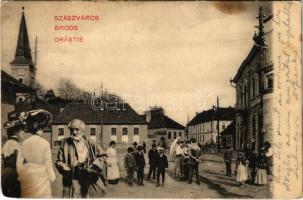 1904 Szászváros, Broos, Orastie; tér. Montázs koldussal és hölgyekkel. H. Graef kiadása / square. Montage with beggar and ladies (r)