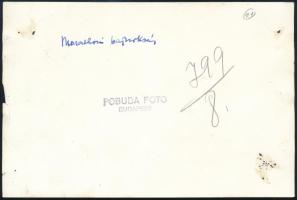 cca 1950 Maratoni bajnokság (futóverseny), a versenyzők mögött Lenin, Rákosi és Sztálin arcképeivel,...
