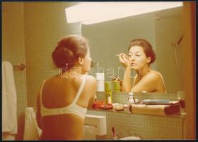 Reggeli készülődés, színes, jelzetlen amatőr fotó, vintage Kodak fotópapíron, 12,5x9 cm