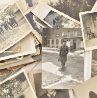 Vegyes katonai fotó tétel (I. és II. világháborús, ill. későbbi felvételek, keményhátú portré, egyen...