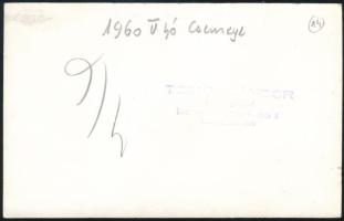 1960 Budapest, csemegeüzlet eladópultja, fotó, a hátoldalon feliratozott, pecséttel jelzett (Toghia ...