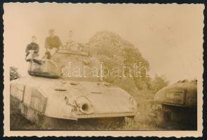 cca 1940-1950 Gyerekek kilőtt amerikai M4A1 Sherman harckocsin, fotó, hátoldalán ragasztásnyom, 9x6 cm / Children on destroyed American M4A1 tank, photo