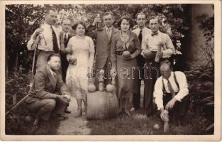 1933 Verőce, Nógrádverőce; Horváth féle vasúti vendéglő kertje, tekéző (kuglizó) társaság. photo