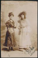 1907 Theresienstadt (Terezín, Csehország), két fiatal hölgy, kéményseprő és pásztorlány (színésznők jelmezben?), fotólap, hátoldalán feliratozva, ajándékozási sorokkal, 13,5x9 cm