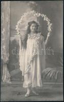 cca 1900-1910 Fiatal lány, díszes, fehér virágos ruhában / jelmezben, fotólap, 13,5x8,5 cm