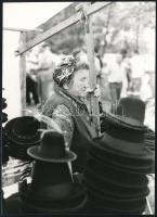 Idős kalapárus hölgy, jelzetlen amatőr művészfotó, 12x8,5 cm