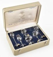 Bohemia Moser üveg bemutató minta készlet 6 db pohárral, 1960 körül eredeti táskában, mindegyik talpán címkével jelzett, poharak: m: 6 és 12,5 cm között, .