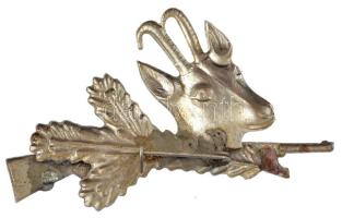 DN Fém vadászjelvény puskával és kecskegidával (30x55mm) T:2 patina