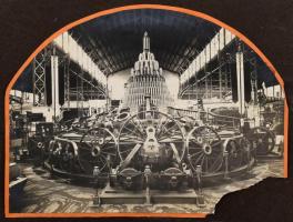 1894 San Francisco (Kalifornia, USA), California Midwinter International Exposition nemzetközi kiállítás magyar pavilonja (Bárdi Pneumatik, Ganz-Danubius, Weiss Manfréd, stb.), középen lőszerhüvelyekből és egyéb acélipari árucikkekből épített, látványos alkotással. 2 db nagyméretű, eredeti fotó, papírlapokra kasírozva, az egyik sérült, sarokhiánnyal. 28,5x21,5 cm és 28,5x19 cm. / 1894 San Francisco, California Midwinter International Exposition, the Hungarian pavilion, with a spectacular work built of gun shells and other steelware. 2 large-size original photos, one damaged, with missing corner