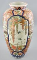 Imari váza porcelán, palástján máz alatti kékkel, máz felett vörössel és arannyal festett akác ábrázolással. Korának megfelelő kopásokkal. Japán, Arita, 1910-20 körül, m: 53 cm