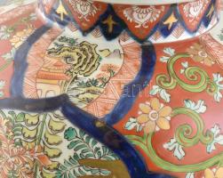 Imari váza porcelán, palástján máz alatti kékkel, máz felett vörössel és arannyal festett akác ábráz...
