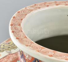 Imari váza porcelán, palástján máz alatti kékkel, máz felett vörössel és arannyal festett akác ábráz...