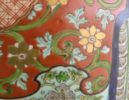 Imari váza porcelán, palástján máz alatti kékkel, máz felett vörössel és arannyal festett akác ábráz...