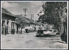 1940 Bácstopolya (Délvidék), utcakép, háttérben magyar katonai egységgel, hátoldalon feliratozott fotó, szép állapotban, 12,5×17,5 cm
