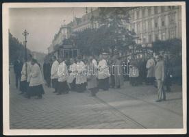 cca 1938 Szent Jobb körmenet a Nagykörúton, Serédi Jusztinián bíborossal, háttérben a 6-os villamossal, fotó, 13×18 cm