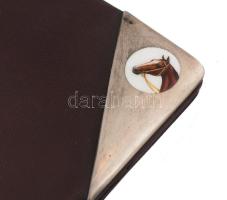 Ezüst (Ag) veretes bőr névjegytartó, zománcozott lófejes díszítménnyel, hüllőbőr, moare anyaggal bél...