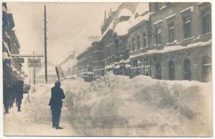 Brassó, Kronstadt, Brasov; utca télen, Magyar Általános Hitelbank, étterem, üzletek / street view in winter, bank, restaurant, shops. Brüder Gust (Kronstadt, Kornzeile 8.) photo (fa)