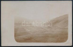 1916 A balkáni harcok egy pillanata, a középen levő fehér oszlop a Bistrica (Beszterce) folyóba csapódott gránát felrobbanása miatti vízoszlop, hátoldalon feliratozott fotó, 9×13 cm