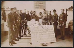 1914 A K.u.k. 44. gyalogezred öreg katonái ünnepélyesen temetik a 100. napon eddigi szolgálati idejüket a királyhidai táborban, képeslapként elküldött fotó, szép állapotban, 9×13 cm