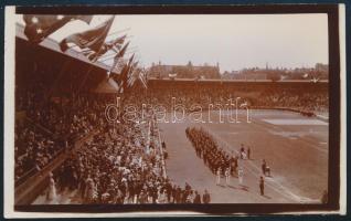 1912 A magyar olimpiai csapat felvonulása a megnyitóünnepségen Stockholmban, Pásztor Árpád kiküldött újságíró eredeti fotója, szép állapotban, 9×13 cm